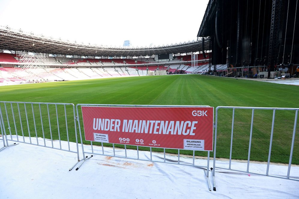 Suasana Stadion Utama Gelora Bung Karno (SUGBK), Senin (13/3/2023). Kualitas rumput SUGBK menurun setelah digunakan dua konser di stadion tersebut. (c) Bola.net/M Iqbal Ichsan