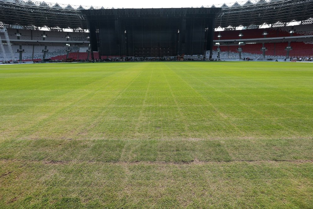 Kondisi rumput tampak botak dan mengering Stadion Utama Gelora Bung Karno (SUGBK), Senin (13/3/2023). Kualitas rumput SUGBK menurun setelah digunakan dua konser di stadion tersebut. (c) Bola.net/M Iqbal Ichsan