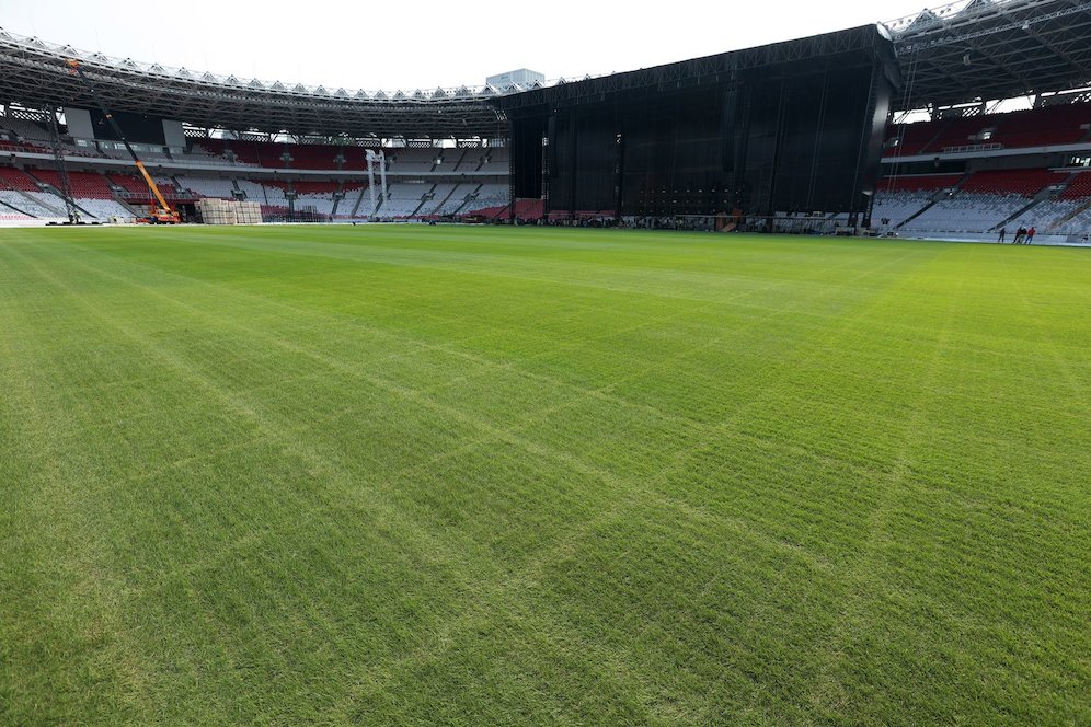 Kondisi rumput tampak botak dan mengering Stadion Utama Gelora Bung Karno (SUGBK), Senin (13/3/2023). Kualitas rumput SUGBK menurun setelah digunakan dua konser di stadion tersebut. (c) Bola.net/M Iqbal Ichsan