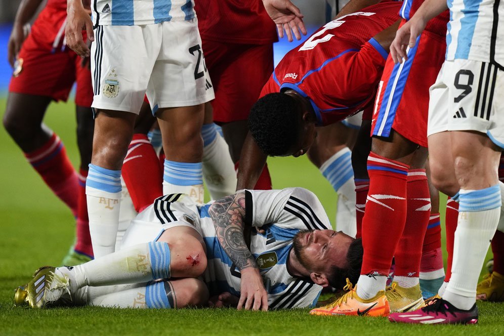 Lutut Lionel Messi terluka pada laga melawan Panama di Stadion Monumental, Jumat (24/3/2023) pagi WIB. (c) AP Photo/Natacha Pisarenko