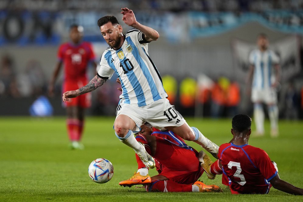Lutut Lionel Messi terluka pada laga melawan Panama di Stadion Monumental, Jumat (24/3/2023) pagi WIB. (c) AP Photo/Natacha Pisarenko