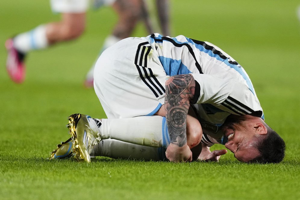 Lutut Lionel Messi terluka pada laga melawan Panama di Stadion Monumental, Jumat (24/3/2023) pagi WIB. (c) AP Photo/Natacha Pisarenko