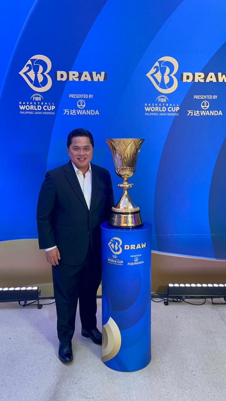Erick Thohir menyaksikan drawing FIBA World Cup 2023 di Manila, Filipina (c) Bola