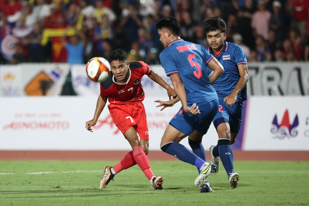 Marselino Ferdinan coba lewati adangan Songchai Thongcham di final SEA Games 2023 antara Indonesia U-22 vs Thailand U-22, Selasa (16/05/2023). (c) Bola.net/Abdul Aziz
