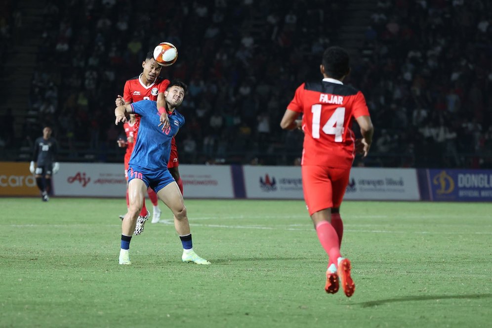 Bagas Kaffa vs Achitpol Keereerom di final SEA Games 2023 antara Indonesia U-22 vs Thailand U-22, Selasa (16/05/2023). (c) Bola.net/Abdul Aziz