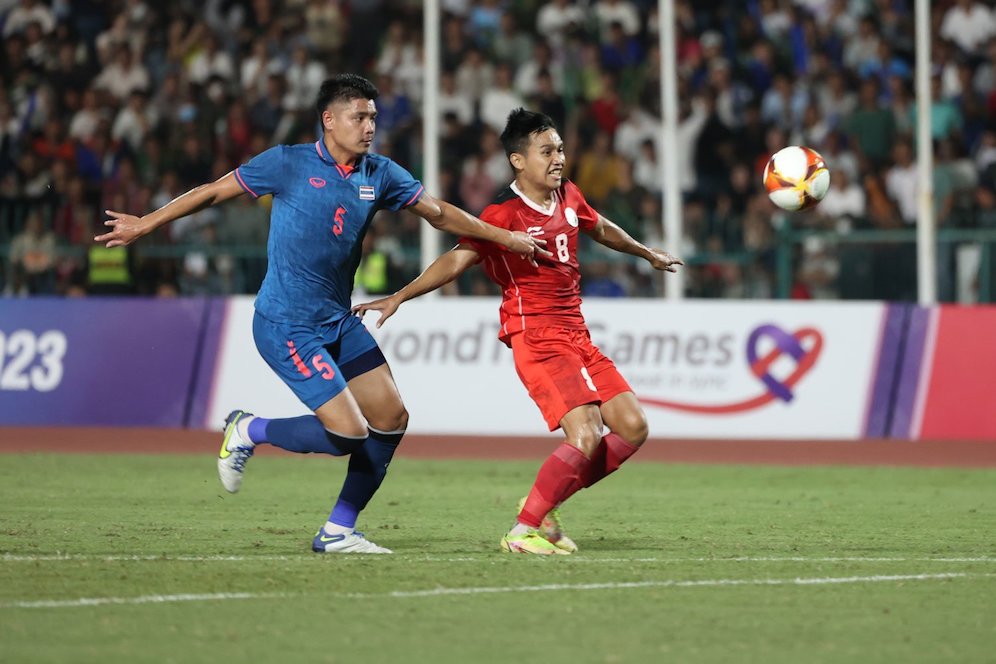 Witan Sulaeman coba dihentikan Songchai Thongcham di final SEA Games 2023 antara Indonesia U-22 vs Thailand U-22, Selasa (16/05/2023). (c) Bola.net/Abdul Aziz