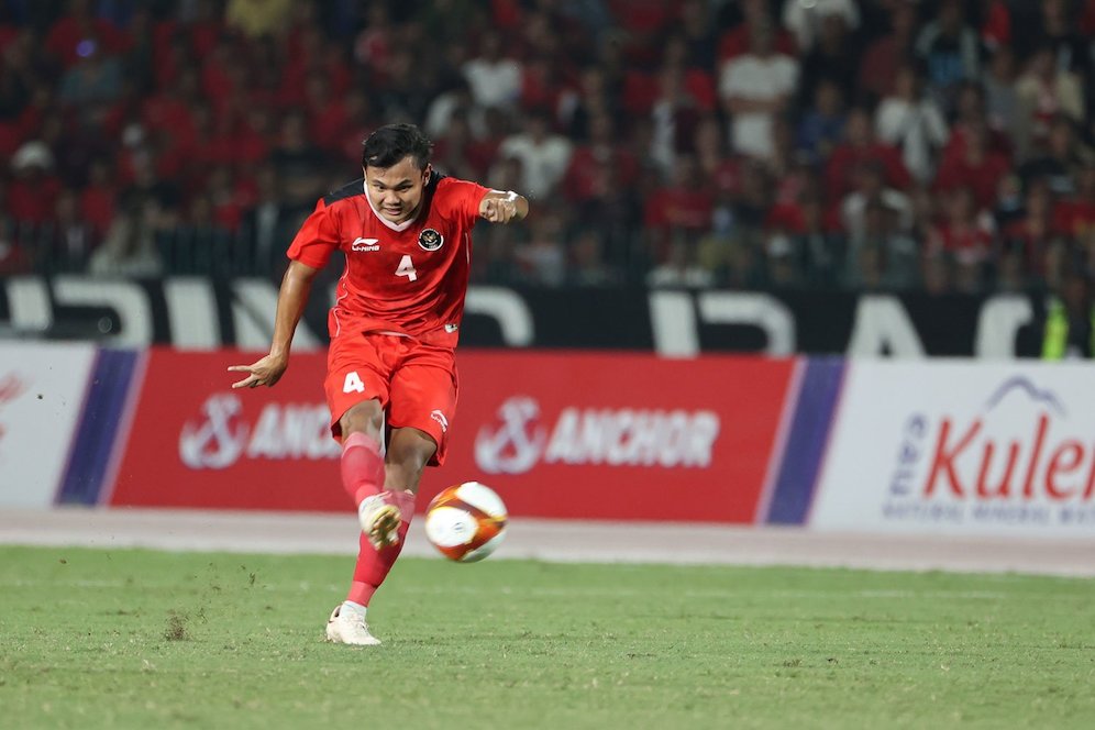 Aksi Komang Teguh Trisnanda di laga Indonesia U-22 vs Thailand U-22 di final SEA Games 2023, Selasa (16/05/2023). (c) Bola.net/Abdul Aziz