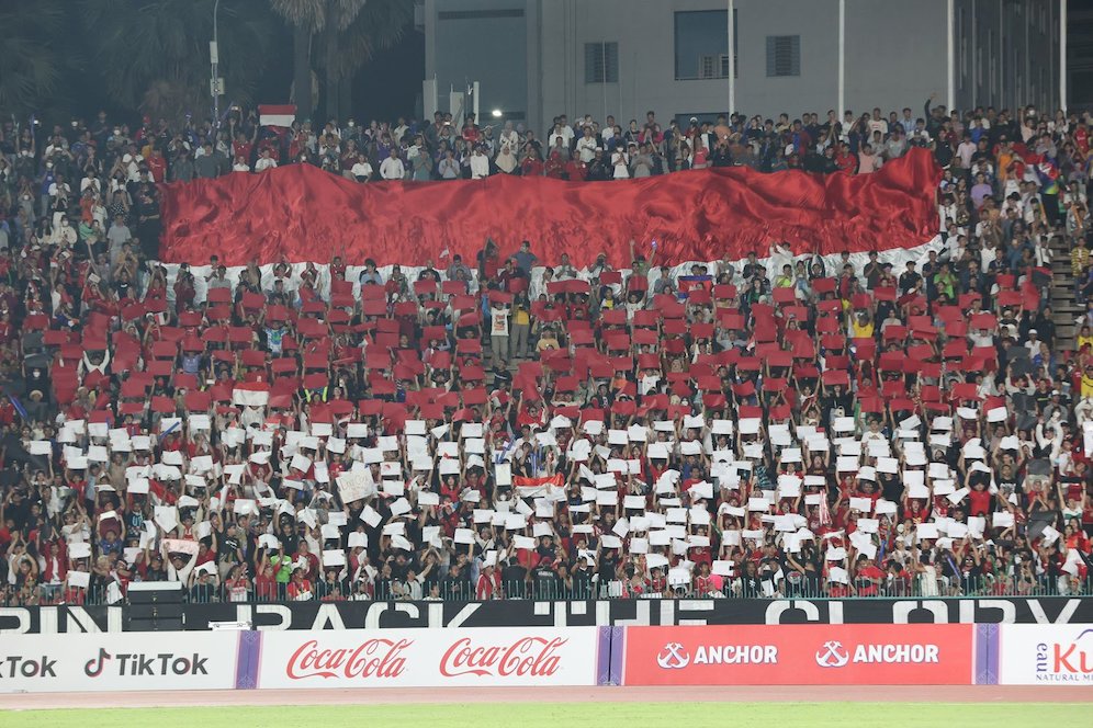 Koreo suporter Timnas Indonesia U-22 di final SEA Games 2023, Selasa (16/05/2023). (c) Bola.net/Abdul Aziz