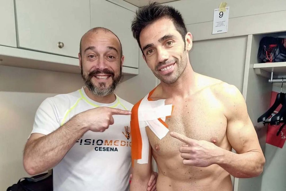 Michele Pirro (kanan) mengalami dislokasi bahu kanan usai jatuh dalam tes tertutup di Mugello, Italia, Selasa (24/5/2023). (c) Instagram/Michele Pirro