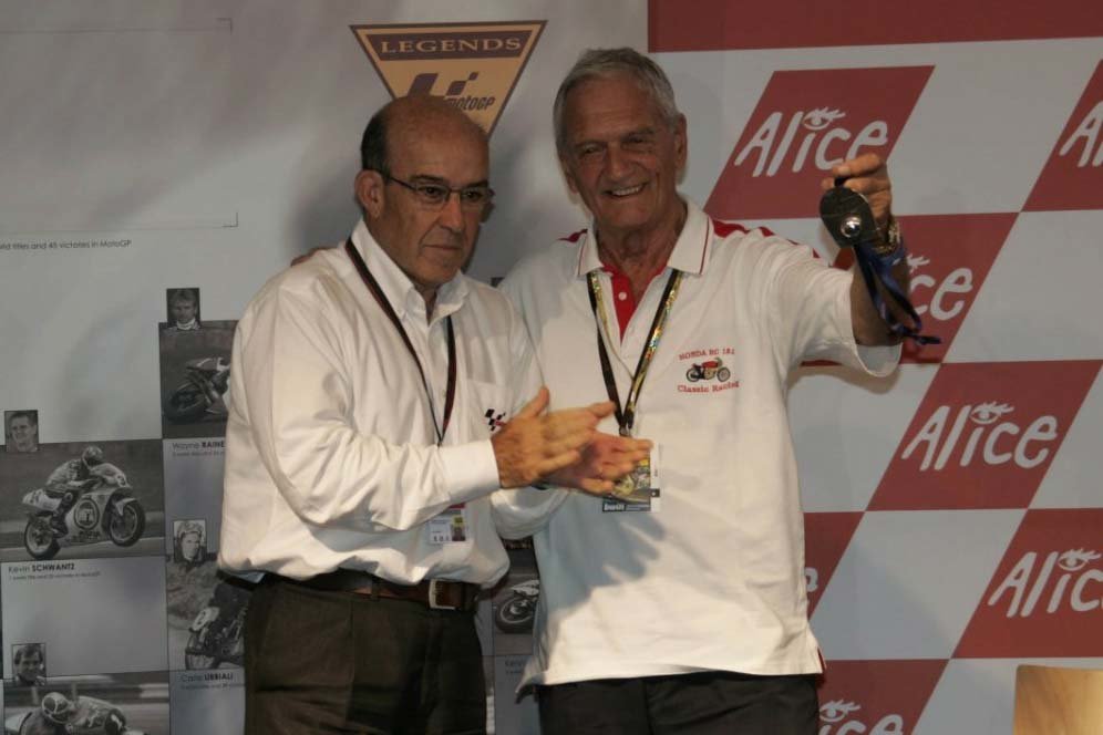 Carmelo Ezpeleta dan Jim Redman (c) Dorna Sports/MotoGP.com