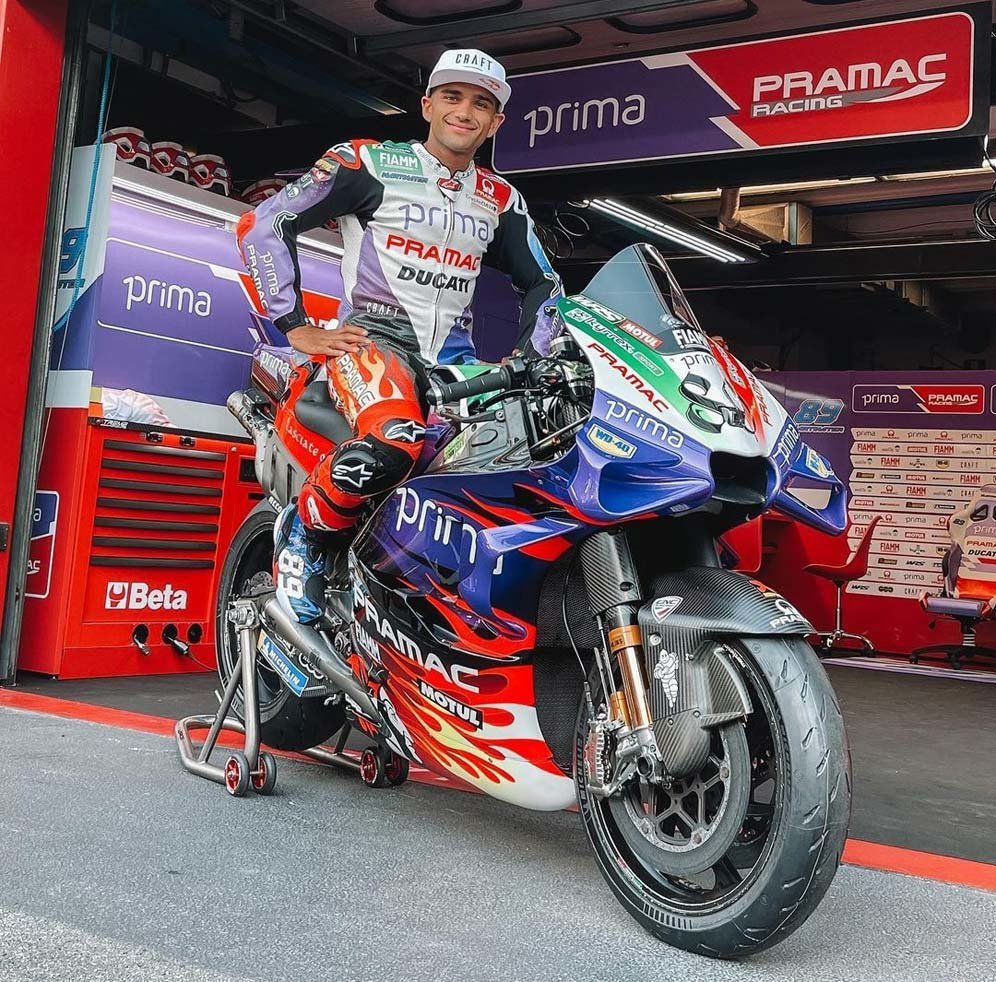 Corak La Divina Commedia pada Ducati Desmosedici GP23 milik Prima Pramac Racing di MotoGP Mugello, Italia. (c) Instagram/89JorgeMartin