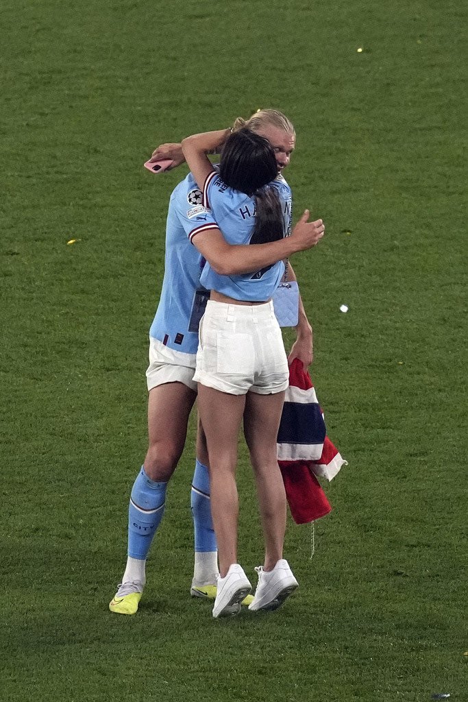 Erling Haaland dan Isabel Johansen (c) AP Photo/Thanassis Stavrakis