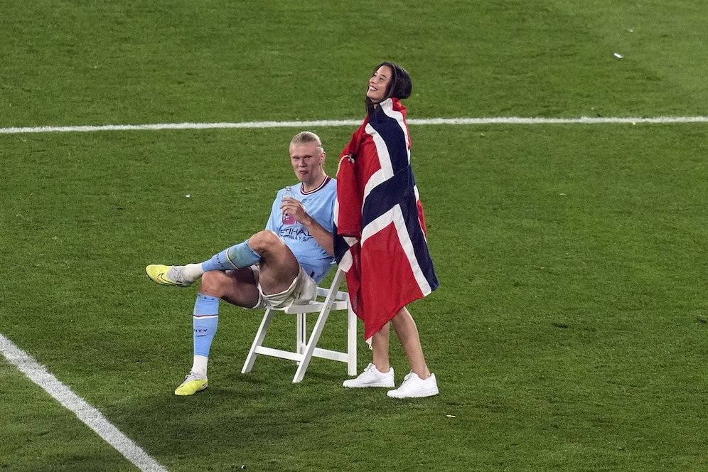 Erling Haaland dan Isabel Johansen (c) AP Photo/Thanassis Stavrakis