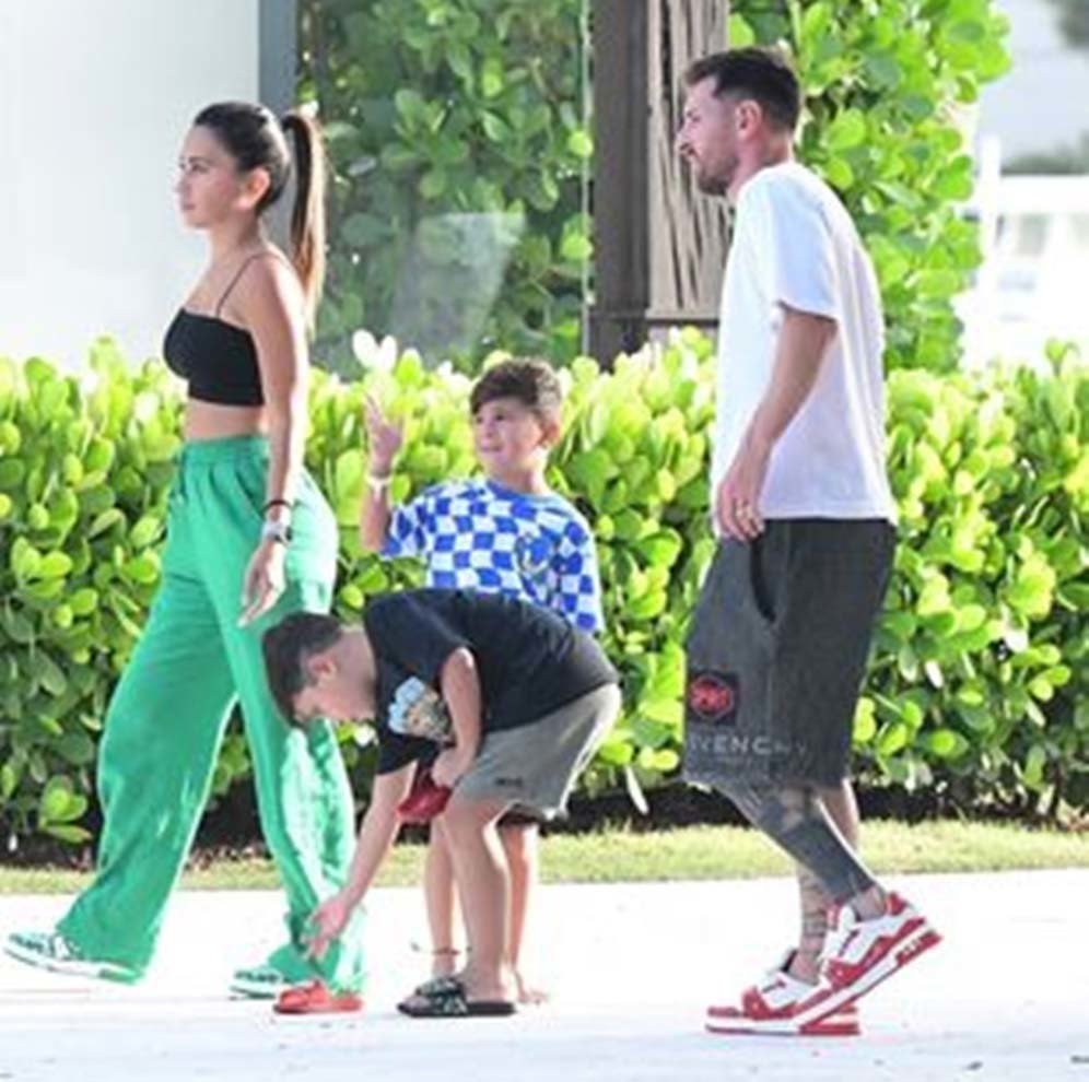 Lionel Messi dan keluarga saat melihat-lihat mansion mewah di kawasan Venice of America, Miami. (c) MEGA / BACKGRID