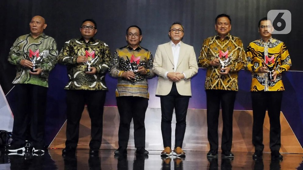 Menteri Perdagangan Zulkifli Hasan (ketiga kanan) foto bersama nominator Program Penguatan Ekspor Daerah pada ajang Merdeka award 2023 di SCTV Tower, Jakarta, Rabu (30/8/2023). (c) merdeka.com/Imam Buhori