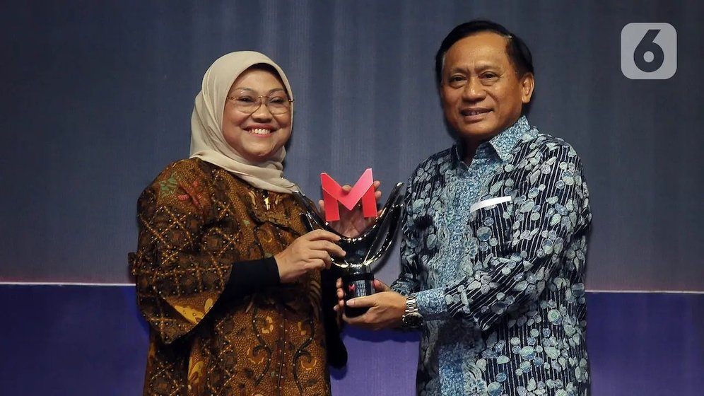 Direktur SCM Imam Sudjarwo (kanan) memberikan penghargaan kategori Program Inovatif untuk Negeri kepada Menteri Ketenagakerjaan Ida Fauziyah pada acara Merdeka Award 2023 di SCTV Tower, Jakarta, Rabu (30/8/2023). Kementerian Ketenagakerjaan menerima Merdeka Award 2023 atas berbagai terobosan dalam Program Inovatif untuk Negeri. (c) Merdeka.com/Imam Buhori