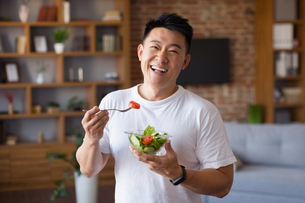 Konsumsi makanan sehat. (c) Shutterstock