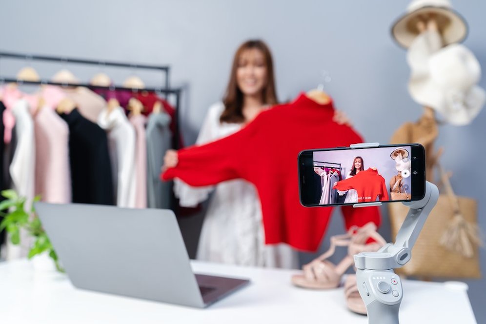 Ilustrasi live shopping. (c) Shutterstock