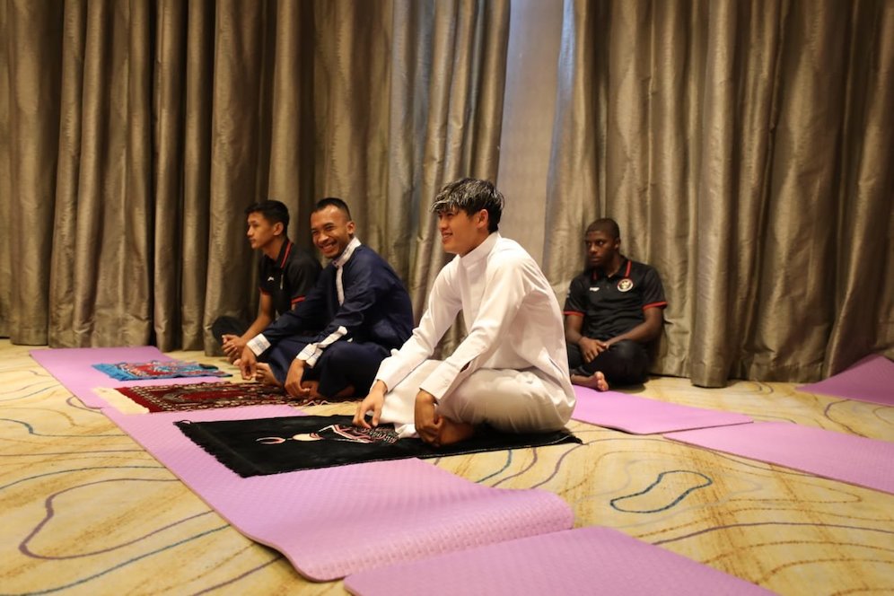 Para pemain timnas Indonesia U-24 melaksanakan ibadah Salat Jumat (c) Dok. PSSI