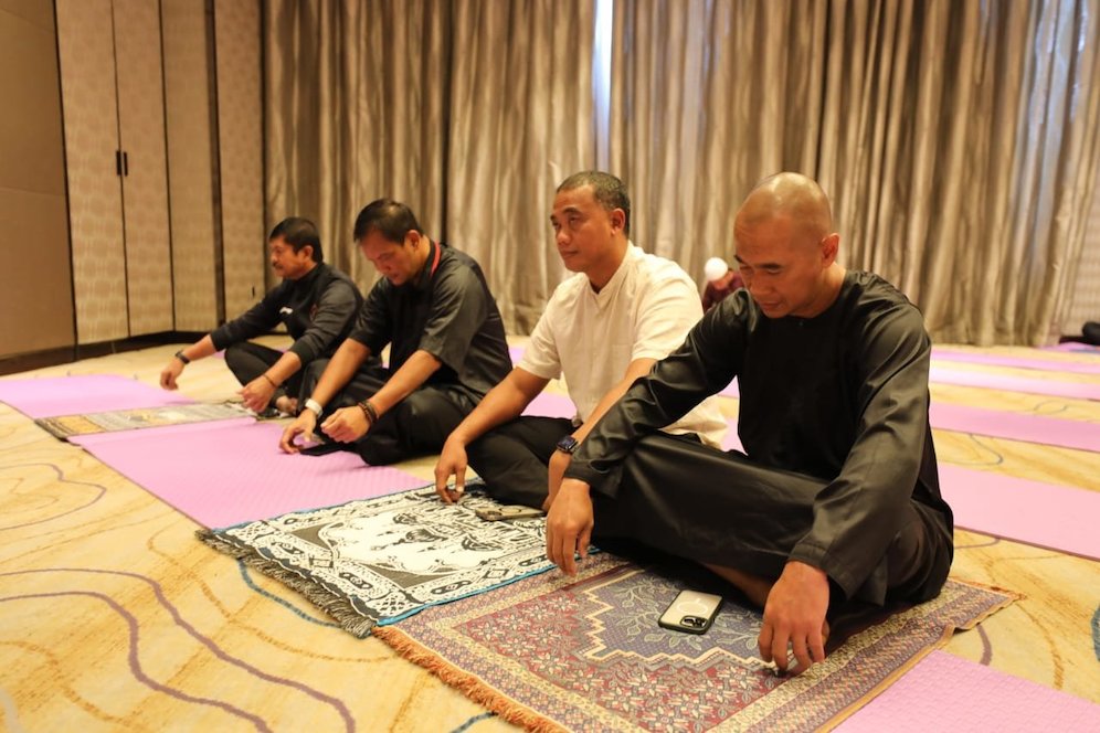 Indra Sjafri dan staff pelatih Timnas Indonesia U-24 melakukan ibadah salat Jumat (c) Dok. PSSI