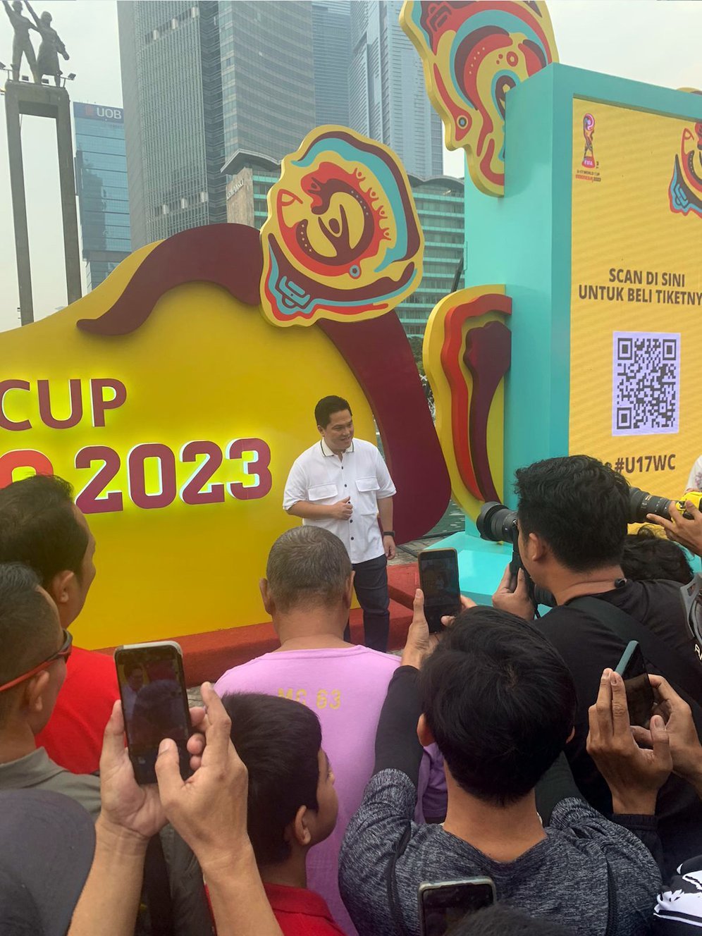 Ketua PSSI, Erick Thohir dalam acara Trophy Experience Piala Dunia U-17 2023 di Bundaran HI, Jakarta, Minggu (15/10/2023) (c) Ario Yosia/Bola