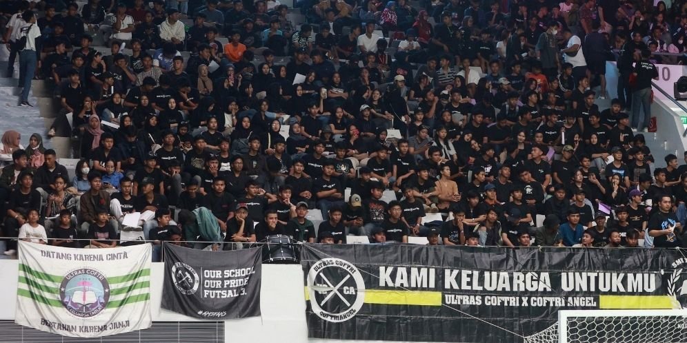 Suporter saat menonton AXIS Nation Cup 2023. (c) Bola.com/M Iqbal Ichsan