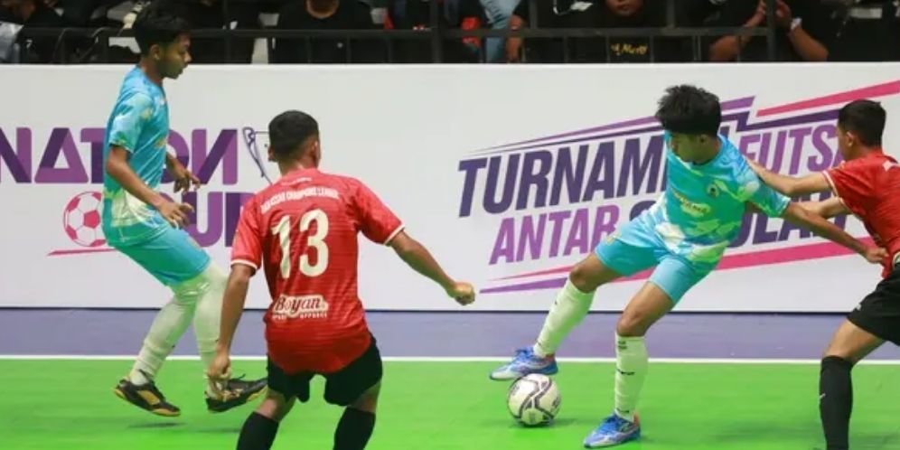 Pemain SMK Nusantara Jakarta (biru) saat melawan SMAN 11 Semarang pada laga semifinal AXIS Nation Cup 2023 di Istora Senayan, Jakarta, Minggu (15/10/2023). (Bola.com/M Iqbal Ichsan) (c) M Iqbal Ichsan