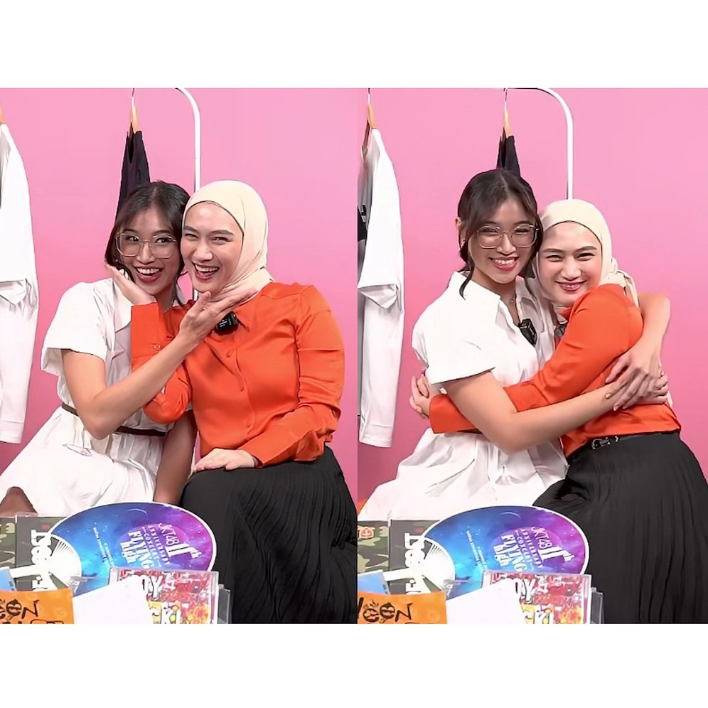 Pose kiyowo Shani dan Melody saat sesi Shopee Live Streaming Grand Launching JKT48 Official Store. (c) Screenshot Shopee Live JKT48 Official Store.