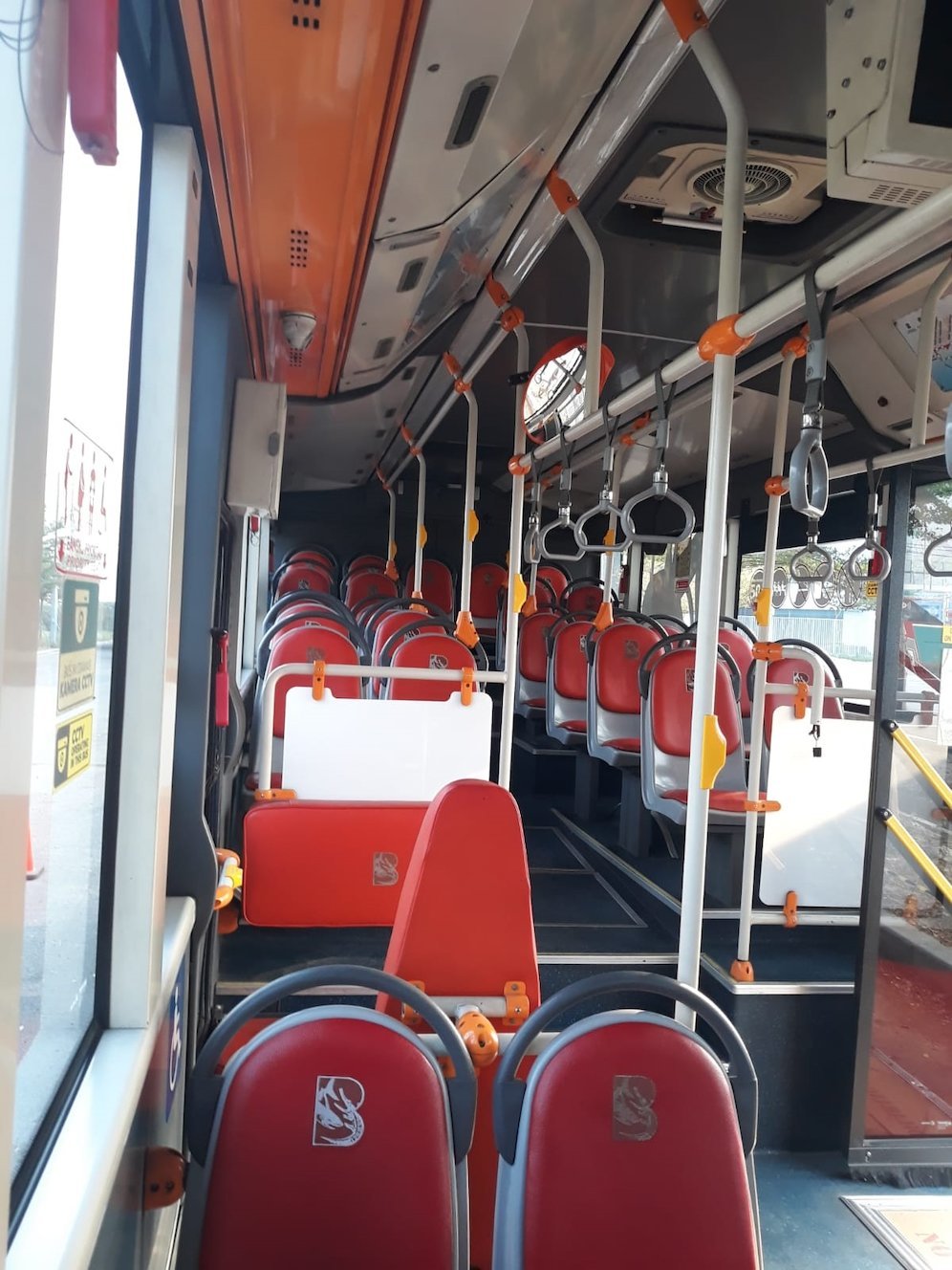 Penampakan interior shuttle bus Surabaya (c) Bola.net/Asad Arifin