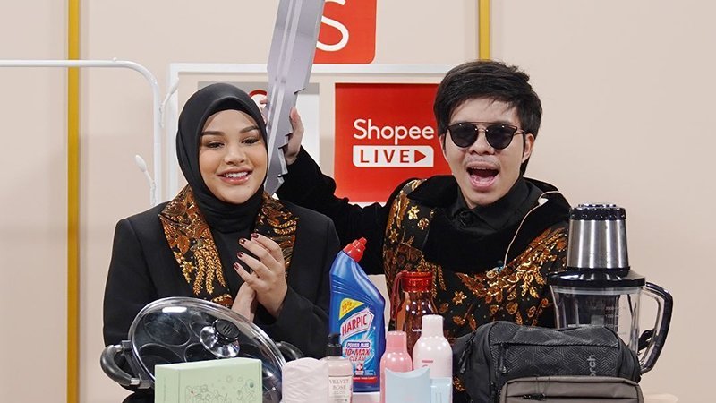 Exclusive Flash Sale yang tayang di Shopee Live pada TV Show 12.12 Birthday Sale kemarin dipandu oleh pasangan selebriti Atta Halilintar dan Aurel Hermansyah. (c) TV Show 12.12 Birthday Sale