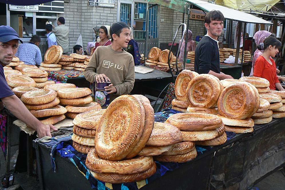 Sebuah bazaar makanan di Kirgistan (c) Wikipedia