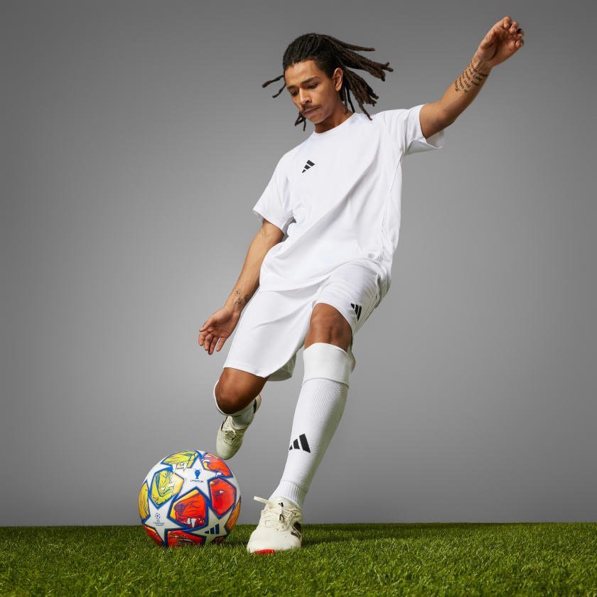 Bola Liga Champions 2023/2024 dalam aksi (c) UEFA/adidas