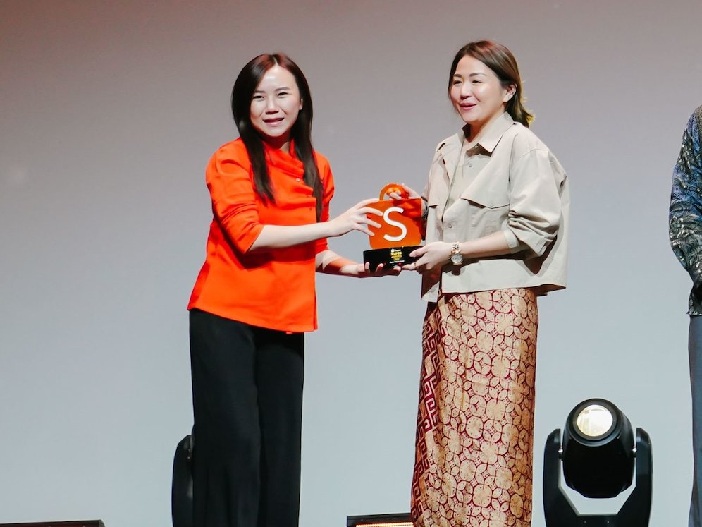 Christin Djuarto, Direktur Eksekutif Shopee Indonesia Memberikan Penghargaan Kategori Super Growing Export UMKM kepada Diana Tan, Pemilik Dushishoes di Shopee. (c) Istimewa