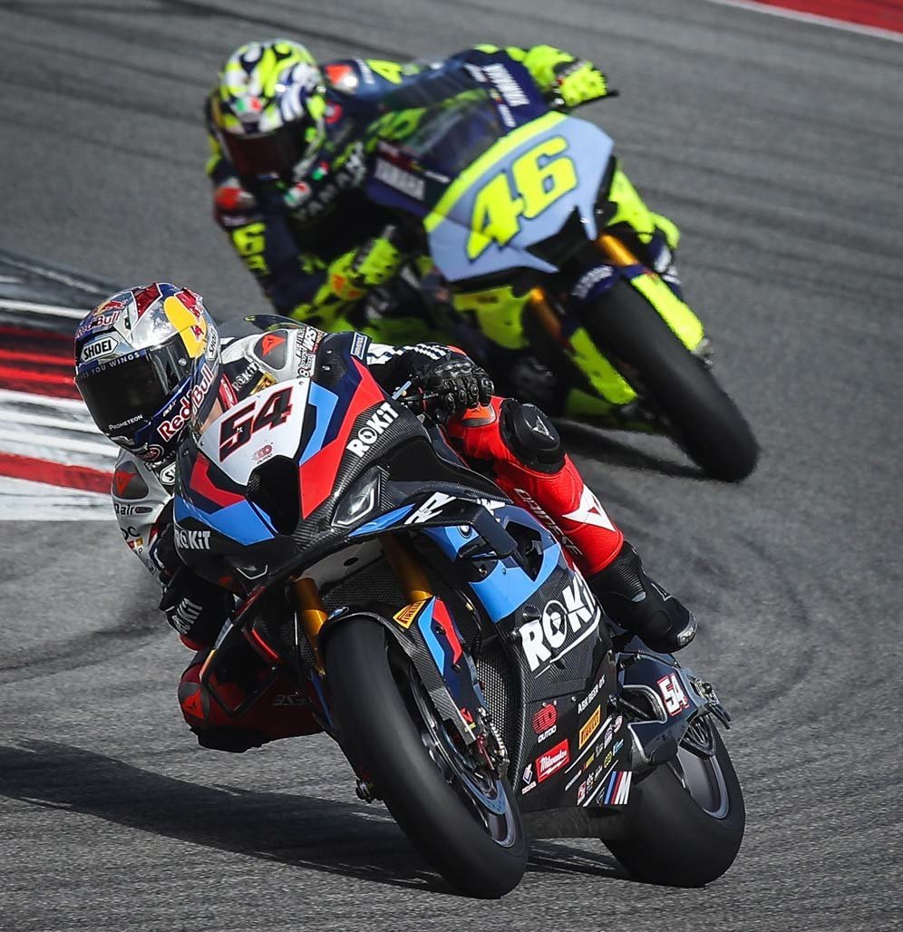 Valentino Rossi dan Toprak Razgatlioglu dalam tes WorldSBK-MotoGP Portimao 2024. (c) X/WorldSBK