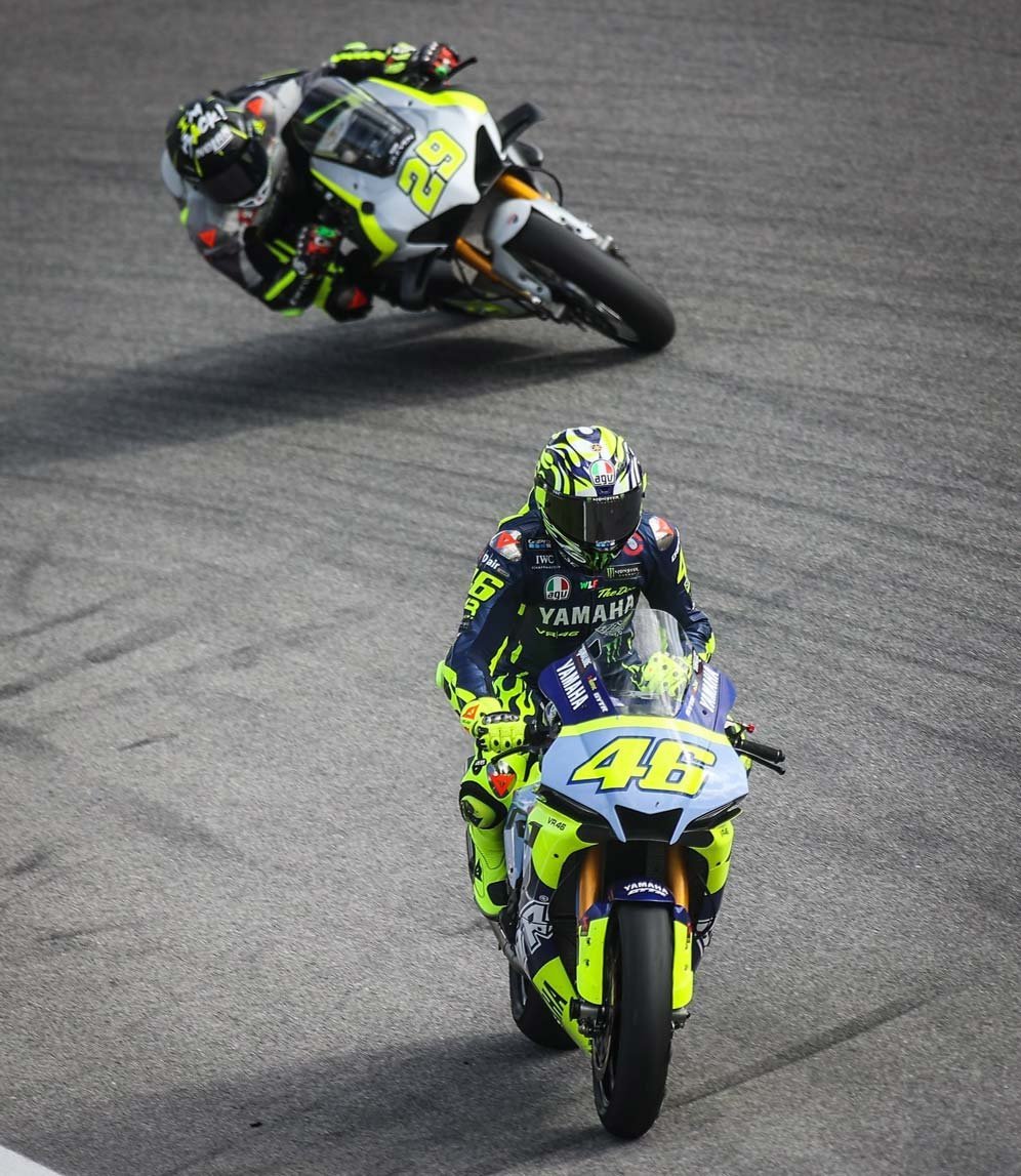 Valentino Rossi dan Andrea Iannone dalam tes WorldSBK-MotoGP Portimao 2024. (c) X/WorldSBK