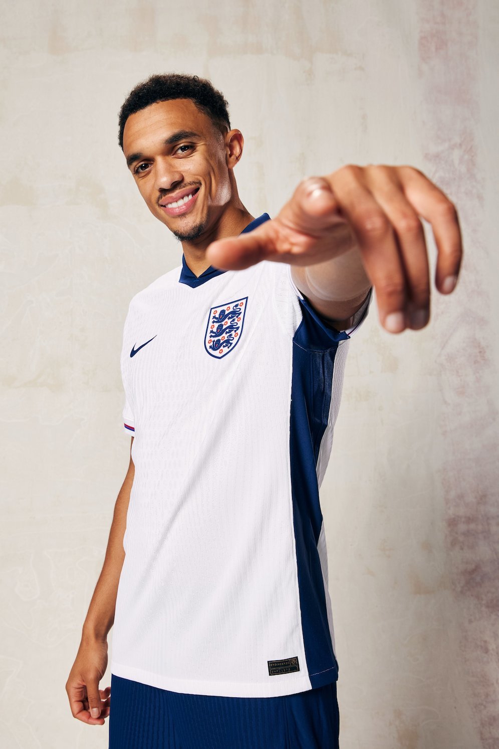 Jersey Timnas Inggris mengombinasikan warna putih dan dark blue (c) England Football