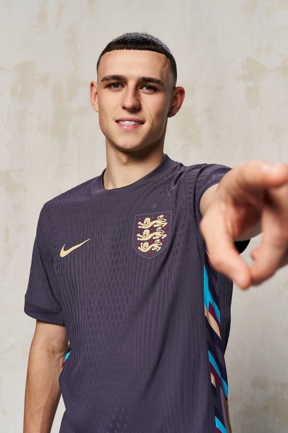 Warna jersey tandang abu-abu, dengan kombinasi empat warna di bagian samping (c) England Football