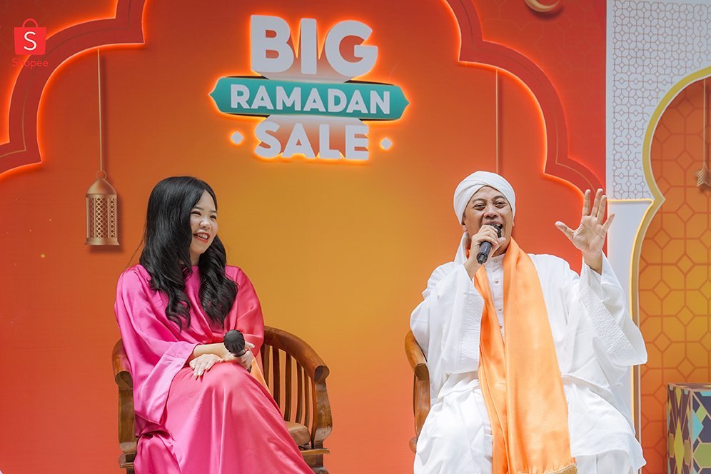 Monica Vionna, Director of Marketing Growth Shopee Indonesia dan Opick saat Konferensi Pers Shopee Big Sale Ramadan Sale, Rabu (6/3). (c) Shopee Big Ramadan Sale