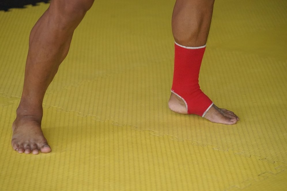 Ilustrasi ankle support. (c) Shutterstock