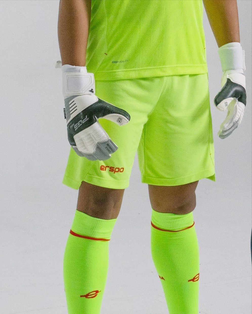 Penampakan celana dan kaos kaki jersey tandang kiper Timnas Indonesia (c) Dok. Erspo