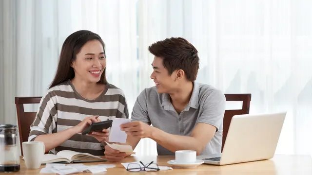 Ilustrasi pasangan sedang melakukan transaksi secara online. () (c) Shutterstock/Dragon Images