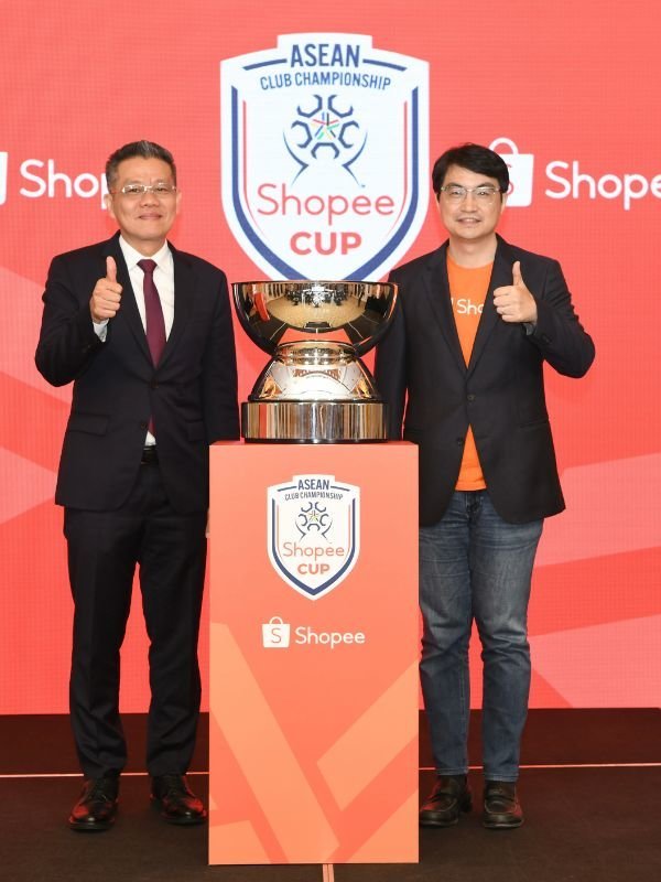 Chief Commercial Officer (COO) Shopee, Zhou Jun Jie bersama Presiden AFF, Mayor Jenderal Khiev Sameth. (c) istimewa