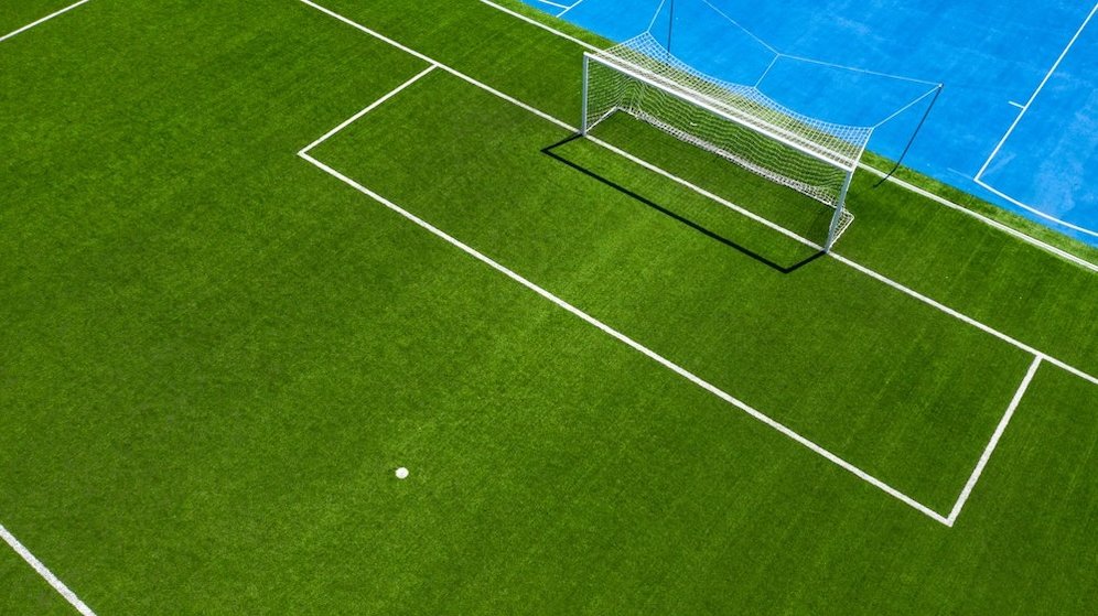 Kotak penalti bagian dari lapangan sepak bola. (c) Shutterstock