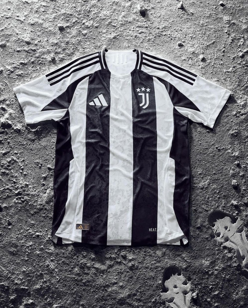 Jersey kandang Juventus untuk musim 2024/2025 (c) Adidas