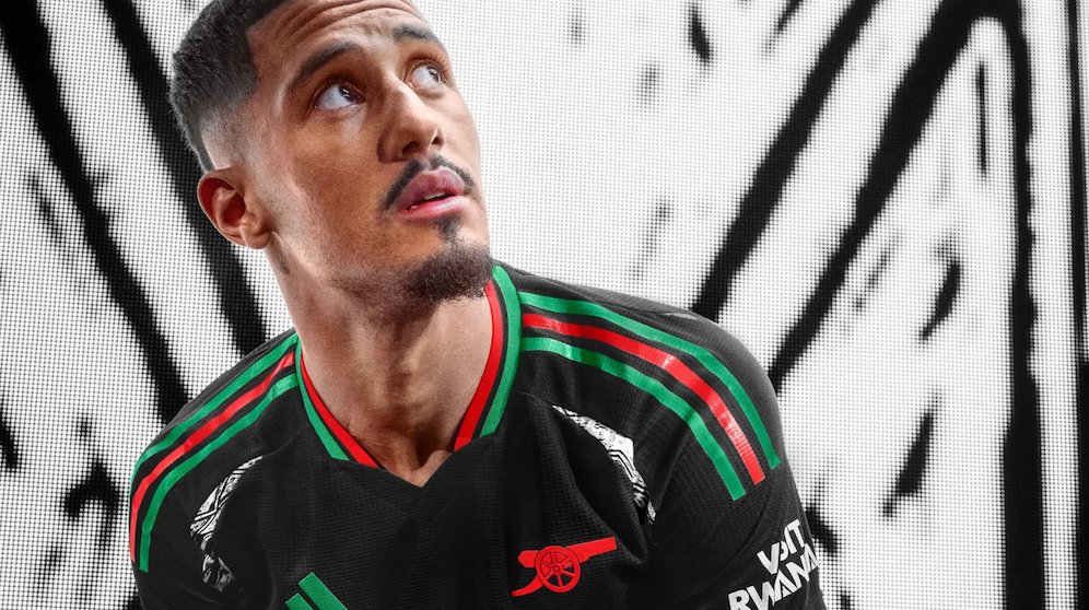 William Saliba berpose dengan jersey tandang Arsenal 2024/2025 (c) Arsenal