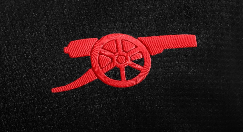 Detail logo meriam Arsenal di jersey tandang 2024/2025 (c) Arsenal