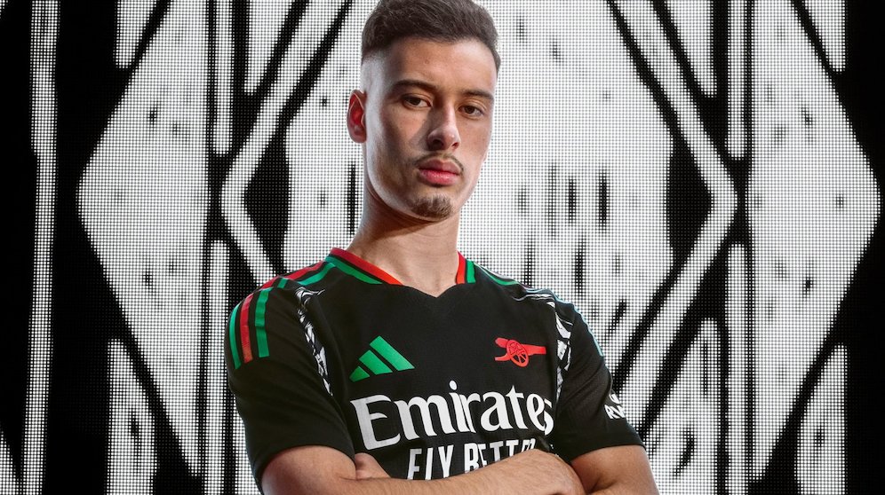 Gabriel Martinelli berpose dengan jersey tandang Arsenal 2024/2025 (c) Arsenal