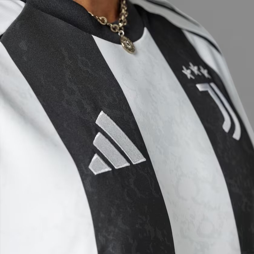 Detail jersey kandang Juventus 2024/2025 (c) Adidas