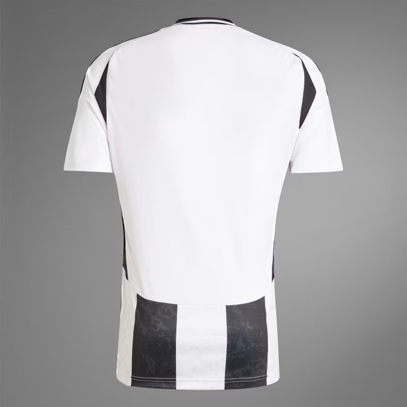 Tampak belakang jersey kandang Juventus 2024/2025 (c) Adidas