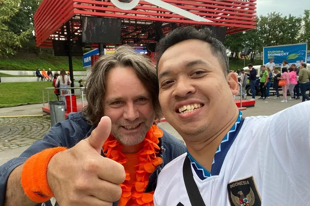 Jurnalis KLY ketika bertemu dengan Branco, seorang warga negara Belanda yang tinggal di Munchen selama beberapa tahun terakhir. (c) KLY/Benediktus Gerendo P.